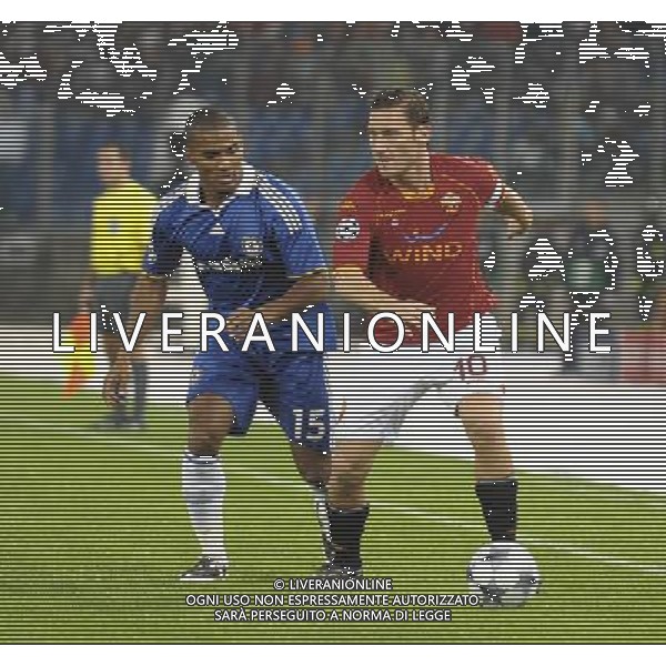 Roma - 04/11/2008 - Stadio Olimpico - Uefa Champions League 2008/2009 - Gruppo A - Roma Vs Chelsea - nella foto: Francesco TOTTI e Florent MALOUDA ph. Corradetti / ag. Aldo Liverani Sas