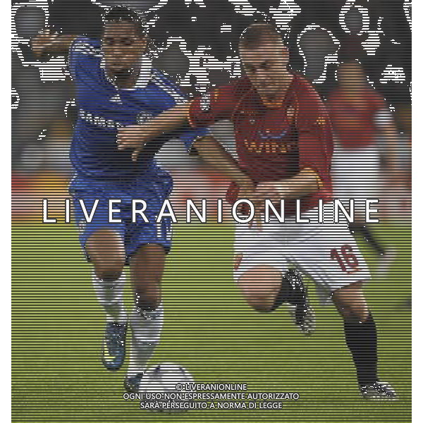 Roma - 04/11/2008 - Stadio Olimpico - Uefa Champions League 2008/2009 - Gruppo A - Roma Vs Chelsea - nella foto Daniele DE ROSSI contrastato da Didier DROGBA ph. Corradetti / ag. Aldo Liverani Sas