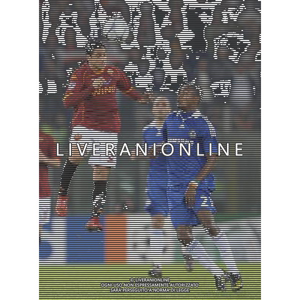Roma - 04/11/2008 - Stadio Olimpico - Uefa Champions League 2008/2009 - Gruppo A - Roma Vs Chelsea - nella foto CICERO JOAO DE CEZARE (CICINHO) anticipa Salomon KALOU ph. Corradetti / ag. Aldo Liverani Sas