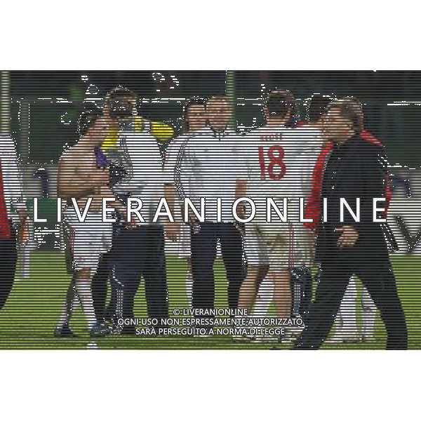 FIORENTINA - BAYERN MONACO 05 NOVEMBRE 2OO8 CHAMPIONS LEAGUE 2008/2009 NELLA FOTO: JURGEN KLINSMANN SI COMPLIMENTA COI GIOCATORI DEL BAYERN MONACO A FINE PARTITA FOTO AG. A. LIVERANI SAS