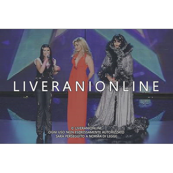 TRASMISSIONE \' E\' NATA UNA......STELLA GEMELLA\' IN ONDA SU CANALE 5 NELLA FOTO: LORELLA CUCCARINI CON I SOSIA DI LAURA PAUSINI E RENATO ZERO © PASQUINO - AG. ALDO LIVERANI SAS
