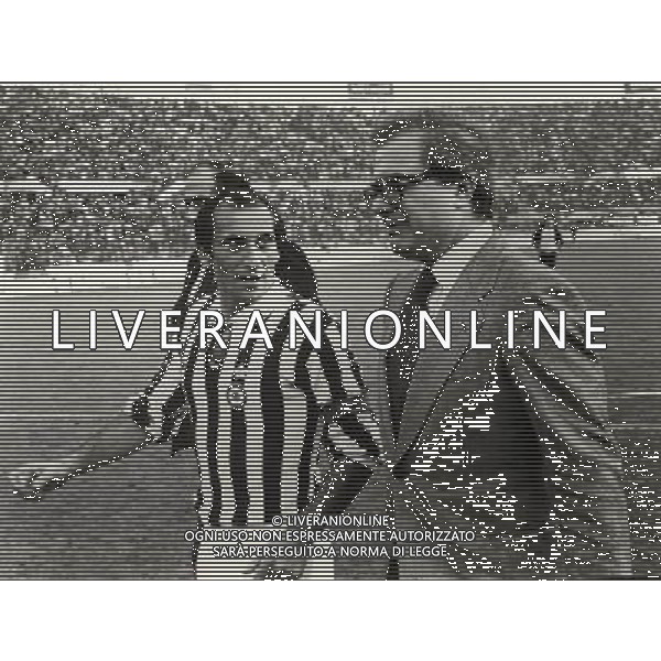 ARCHIVIO Giuseppe Furino (Palermo, 5 luglio 1946)  un ex calciatore italiano, di ruolo centrocampista.Nella societˆ bianconera sarˆ destinato a diventare titolare inamovibile per oltre un decennio, conquistando 8 scudetti (1971-72, 1972-73, 1974-75, 1976-77, 1977-78, 1980-81, 1981-82, 1983-84), 2 Coppe Italia (1978-79, 1982-83), 1 Coppa UEFA (1976-77) e una Coppa delle Coppe (1983-84). NELLA FOTO:Giuseppe Furino CON IL MEDICO LA NEVE PH.ARCHIVIO AGENZIA ALDO LIVERANI SAS