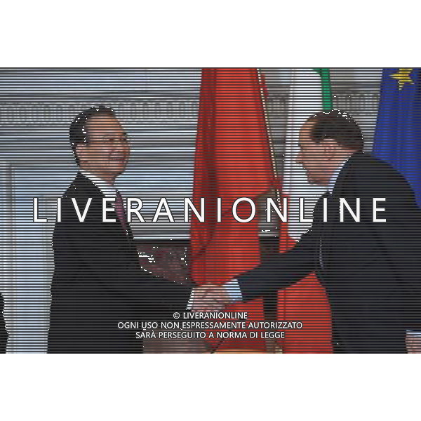 (101007) -- ROME, Oct. 7, 2010 -- Chinese Premier Wen Jiabao (L) and his Italian counterpart Silvio Berlusconi shake hands during attending a symposium with Chinese and Italian entrepreneurs in Rome, Italy, Oct. 7, 2010. Rao Aimin) (mcg) ©photoshot/Agenzia Aldo Liverani Sas - ITALY ONLY - ROMA: VISITA IN ITALIA DEL PREMIER CINESE WEN JIABAO