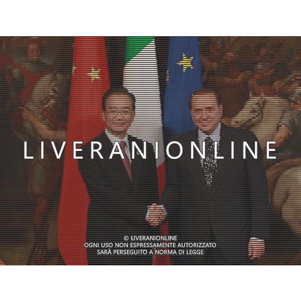 (101007) -- ROME, Oct. 7, 2010 -- Chinese Premier Wen Jiabao (L) and his Italian counterpart Silvio Berlusconi attend a signing ceremony in Rome, Italy, Oct. 7, 2010. Pang Xinglei) (mcg) ©photoshot/Agenzia Aldo Liverani Sas - ITALY ONLY - ROMA: VISITA IN ITALIA DEL PREMIER CINESE WEN JIABAO
