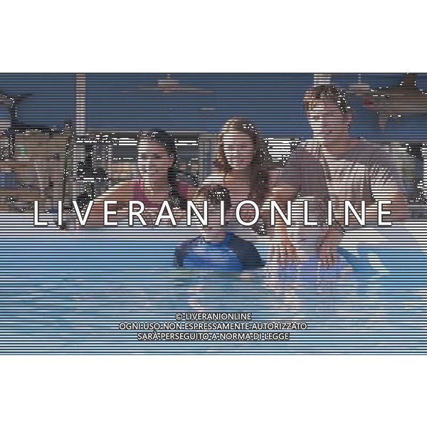 L-r: JULIANA HARKAVY as Rebecca, NATHAN GAMBLE as Sawyer Nelson, AUSTIN HIGHSMITH as Phoebe, COZI ZUEHLSDORFF as Hazel Haskett and HARRY CONNICK, JR. as Dr. Clay Haskett in Alcon Entertainment\'s family adventure Dolphin Tale a Warner Bros. Pictures release. © LFI - PHOTOSHOT - AG. ALDO LIVERANI SAS ITALY ONLY