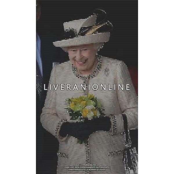Queen Elizabeth II during a visit to the Leeds Arena today. ©photoshot/AGENZIA ALDO LIVERANI SAS - ITALY ONLY - REALI INGLESI: La Regina Elisabetta II d\'inghilterra in visita al Leeds Arena nel nord-est dell\'Inghilterra