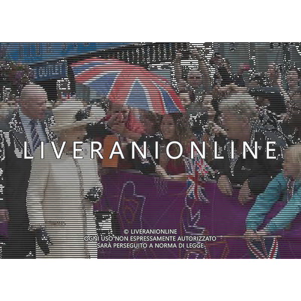 Her Majesty and His Royal Highness visited the City Varieties Music Hall and viewed a \'Good Old Days\' theatrical performance by City Varieties Youth Theatre Company before unveiling a plaque. ©photoshot/AGENZIA ALDO LIVERANI SAS - ITALY ONLY - REALI INGLESI: La Regina Elisabetta II d\'inghilterra in visita al Leeds Arena nel nord-est dell\'Inghilterra