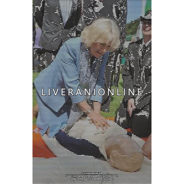 The Duchess of Cornwall tries CPR to revive a dummy at a youth rally in Saumarez Park in Guernsey, as she and the Prince of Wales continue their visit to the Channel Islands. ©photoshot/AGENZIA ALDO LIVERANI SAS - ITALY ONLY - REALI INGLESI: Il principe Carlo d\'inghilterra e la moglie Camilla in visita alle Isole Normanne. 