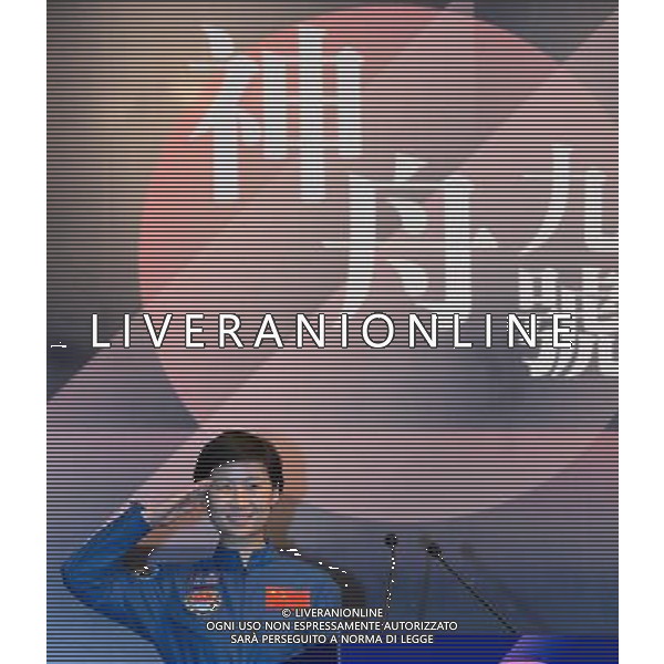 (120814) -- MACAO, Aug. 14, 2012 () -- Astronaut Liu Yang makes a salute as she attends a public lecture given by the Tiangong-1/Shenzhou-9 delegation in Macao, south China, Aug. 14, 2012. Three astronauts from China\'s first manual space docking mission and key commanders and designers of China\'s manned space program gave public lectures to about 800 Macao citizens on Tuesday. (/Cheong Kam Ka) (lfj) ©PHOTOSHOT/Agenzia Aldo Liverani Sas - ITALY ONLY - La delegazione spaziale con gli astronauti dell\'equipaggio Shenzhou-9 hanno concluso la loro visita a Hong Kong e Macao, Cina meridionale, 13 Agosto 2012.