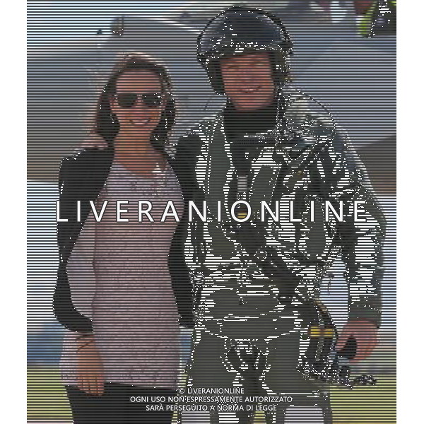 Sir Chris Hoy with wife Sarra, after returning to base after flying in a Typhoon FGR4 jet at RAF Leuchars with 6 Squadron. ©photoshot/AGENZIA ALDO LIVERANI SAS - ITALY ONLY - Il pilota Chris Hoy in visita alla base aerea della RAF