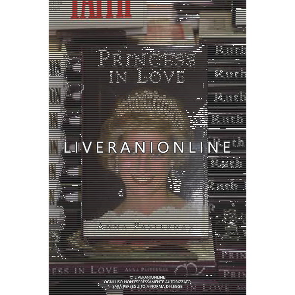  COPY OF \'PRINCESS IN LOVE\' Book by Anna Pasternak. Based on the letters from the Princess of Wales to Major James Hewitt whilst they were having an affair. Bandphoto Agency Photo B21 008424/A-02a 03.10.1994 PHOTOSHOT/ALDO LIVERANI SAS - ITALY ONLY -