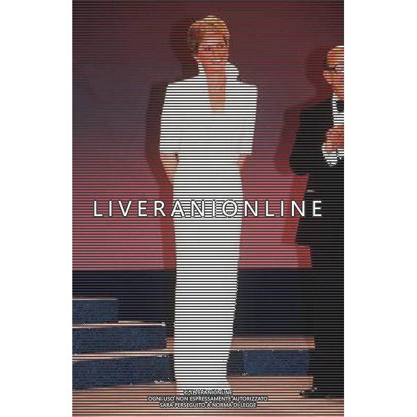  HRH PRINCESS OF WALES Attending the British Fashion Awards at the Royal Albert Hall wearing an ivory silk crepe evening dress designed by Catherine Walker. COMPULSORY CREDIT: UPPA/Photoshot Photo CB 300933 17.10.1989 PHOTOSHOT/ALDO LIVERANI SAS - ITALY ONLY -