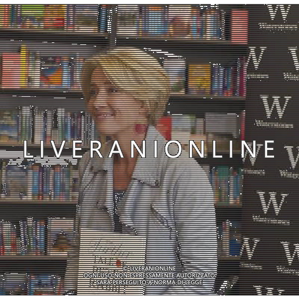 Emma Thompson @ Waterstones bookshop argyle street singing copies of further adventures of Peter Rabbit. AG ALDO LIVERANI S A S ONLY ITALY