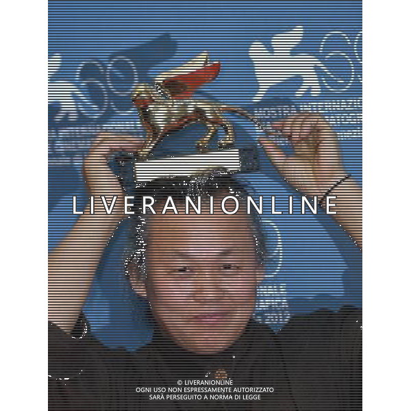 (120908) -- VENICE, Sept. 8, 2012 () -- South Korean director Kim Ki-duk poses with the Golden Lion for Best Film for his film \'Pieta\' after the awarding ceremony of the 69th Venice International Film Festival in Venice, Italy, Sept. 8, 2012. (/Wang Qingqin) PHOTOSHOT/AG ALDO LIVERANI SAS - ITALY ONLY -