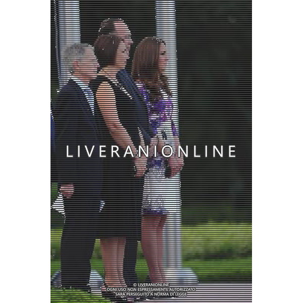 (120911) -- SINGAPORE, Sept. 11, 2012 () -- Kate Middleton (R), wife of Britain\'s Prince William, attends the welcome ceremony at the Istana in Singapore, Sept. 11, 2012. Britain\'s Prince William and his wife Kate Middleton, Duke and Duchess of Cambridge, arrived in Singapore on Tuesday for a 3-day official visit marking Queen Elizabeth II\'s Diamond Jubilee. (/Then Chih Wey)(zyw) PHOTOSHOT/AG ALDO LIVERANI SAS - ITALY ONLY -