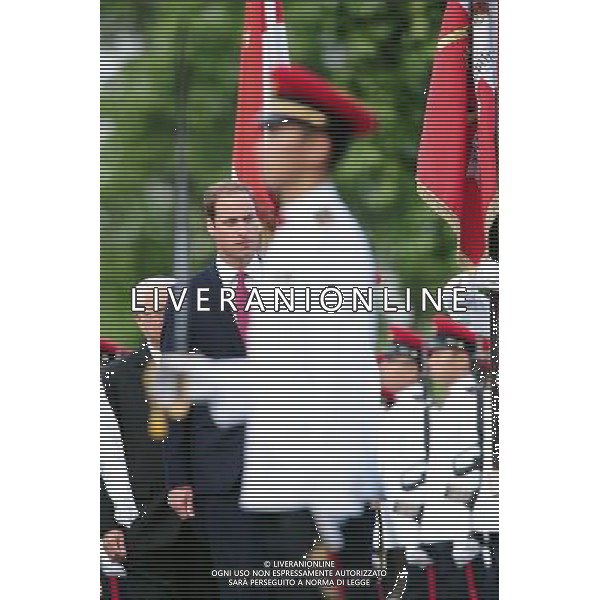 (120911) -- SINGAPORE, Sept. 11, 2012 () -- Britain\'s Prince William (2nd L) inspects the Singapore Armed Forces guard of honour during the welcome ceremony at the Istana in Singapore, Sept. 11, 2012. Britain\'s Prince William and his wife Kate Middleton, Duke and Duchess of Cambridge, arrived in Singapore on Tuesday for a 3-day official visit marking Queen Elizabeth II\'s Diamond Jubilee. (/Then Chih Wey)(zyw) PHOTOSHOT/AG ALDO LIVERANI SAS - ITALY ONLY -