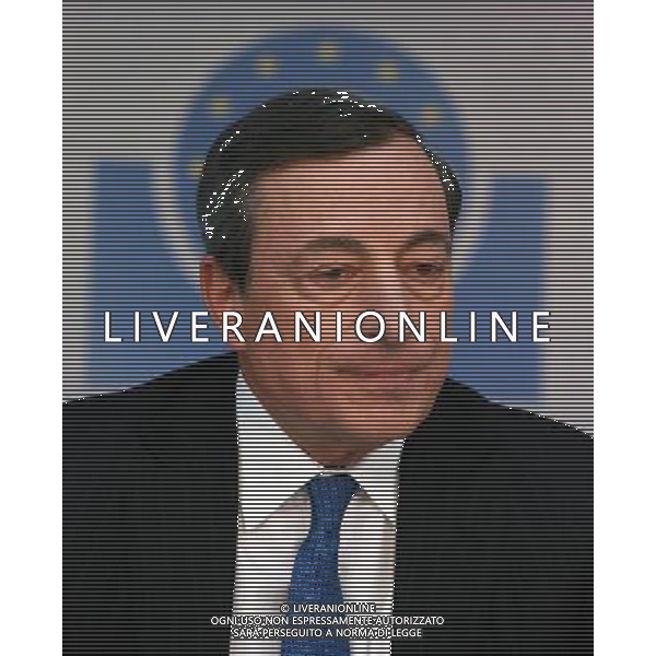 (140605) -- FRANKFURT, June 5, 2014 () -- The European Central Bank (ECB) President Mario Draghi attends a news conference in Frankfurt, Germany, June 5, 2014. The ECB on Thursday announced that interest rates of the main refinancing operation, marginal lending facility and deposit facility will be cut to 0.15 percent, 0.4 percent and -0.1 percent respectively. (/Luo Huanhuan) (dzl) ©PHOTOSHOT/Agenzia Aldo Liverani Sas - ITALY ONLY - EDITORIAL USE ONLY - Il Presidente della Banca centrale europea (BCE) Mario Draghi partecipa a una conferenza stampa a Francoforte, in Germania, 5 giugno 2014