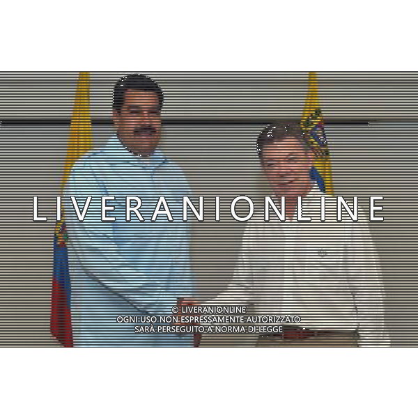 (140801) -- CARTAGENA, Aug. 1, 2014 () -- Image provided by the Colombian Presidency shows Colombian President Juan Manuel Santos(R) shaking hands with his Venezuelan counterpart Nicolas Maduro during a meeting, in Cartagena, Colombia, on Aug. 1, 2014. Santos and Maduro aimed to strenghten the diplomatic ties, combat smuggling across their borders and address economic issues during the meeting, according to the local press. (/Colombian Presidency) ©PHOTOSHOT/Agenzia Aldo Liverani sas - ITALY ONLY - EDITORIAL USE ONLY
