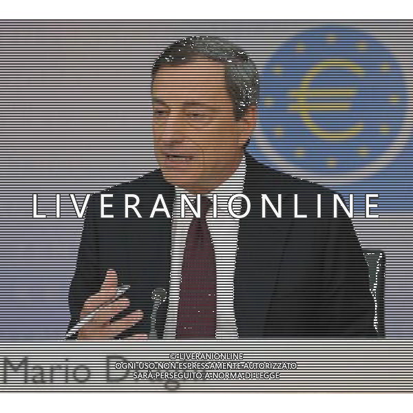 (140807) -- FRANKFURT, Aug. 7, 2014 () -- The European Central Bank (ECB) president Mario Draghi speaks at a press conference in Frankfurt, Germany, Aug. 7, 2014. The European Central Bank (ECB) on Thursday kept interest rates unchanged at its regular monthly governing council meeting here. (/Luo Huanhuan) ©photoshot/Agenzia Aldo Liverani sas - ITALY ONLY - EDITORIAL USE ONLY - Il presidente della Banca centrale europea (BCE), Mario Draghi parla in una conferenza stampa a Francoforte, in Germania, il 7 agosto, 2014