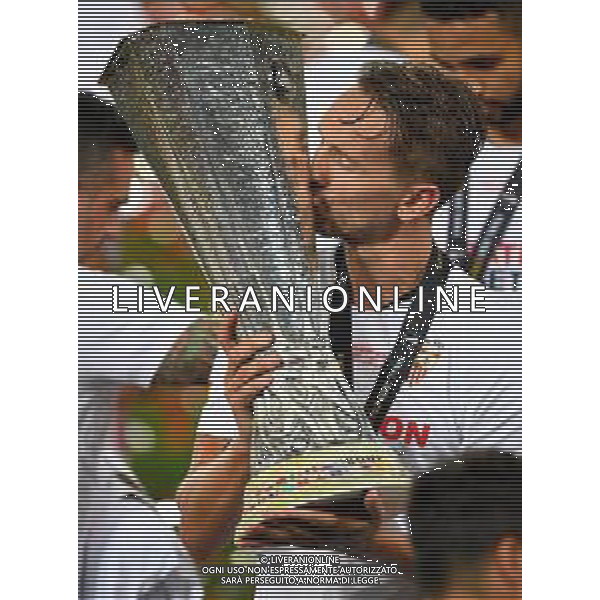 COLOGNE, GERMANY - AUGUST 21: Luuk de Jong of Sevilla kissed the UEFA Europa League Trophy following his team\'s victory in the UEFA Europa League Final between Seville and FC Internazionale at RheinEnergieStadion on August 21, 2020 in Cologne, Germany. (Photo by Stuart Franklin - UEFA/UEFA via Getty Images) AG ALDO LIVERANI SAS