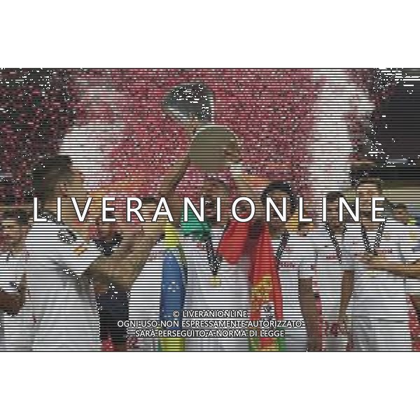 COLOGNE, GERMANY - AUGUST 21: Fernando of Sevilla celebrates with the UEFA Europa League Trophy following his team\'s victory in the UEFA Europa League Final between Seville and FC Internazionale at RheinEnergieStadion on August 21, 2020 in Cologne, Germany. (Photo by Alexander Hassenstein - UEFA/UEFA via Getty Images) AG ALDO LIVERANI SAS