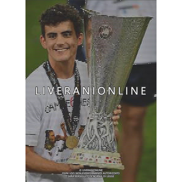 COLOGNE, GERMANY - AUGUST 21: Pablo Perez of Sevilla celebrates with the UEFA Europa League Trophy following his team\'s victory in the UEFA Europa League Final between Seville and FC Internazionale at RheinEnergieStadion on August 21, 2020 in Cologne, Germany. (Photo by Stuart Franklin - UEFA/UEFA via Getty Images) AG ALDO LIVERANI SAS