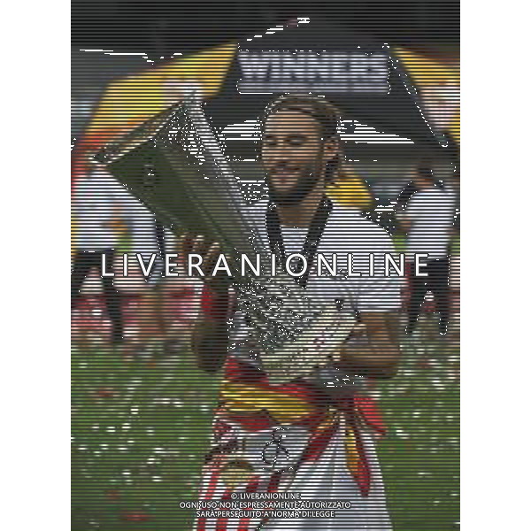 COLOGNE, GERMANY - AUGUST 21: Nemanja Gudelj of Sevilla celebrates with the UEFA Europa League Trophy following his team\'s victory in the UEFA Europa League Final between Seville and FC Internazionale at RheinEnergieStadion on August 21, 2020 in Cologne, Germany. (Photo by Alexander Hassenstein - UEFA/UEFA via Getty Images) AG ALDO LIVERANI SAS