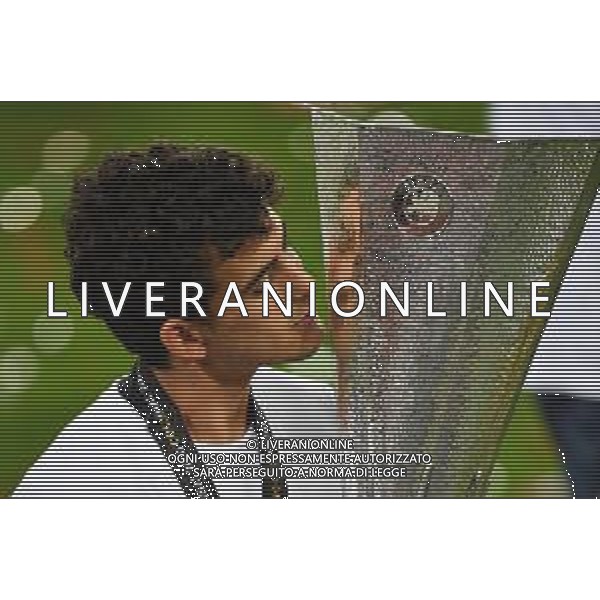 COLOGNE, GERMANY - AUGUST 21: Pablo Perez of Sevilla kisses the UEFA Europa League Trophy following his team\'s victory in the UEFA Europa League Final between Seville and FC Internazionale at RheinEnergieStadion on August 21, 2020 in Cologne, Germany. (Photo by Stuart Franklin - UEFA/UEFA via Getty Images) AG ALDO LIVERANI SAS