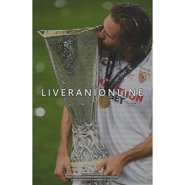 COLOGNE, GERMANY - AUGUST 21: Franco Vazquez of Sevilla kisses the UEFA Europa League Trophy following his team\'s victory in the UEFA Europa League Final between Seville and FC Internazionale at RheinEnergieStadion on August 21, 2020 in Cologne, Germany. (Photo by Stuart Franklin - UEFA/UEFA via Getty Images) AG ALDO LIVERANI SAS