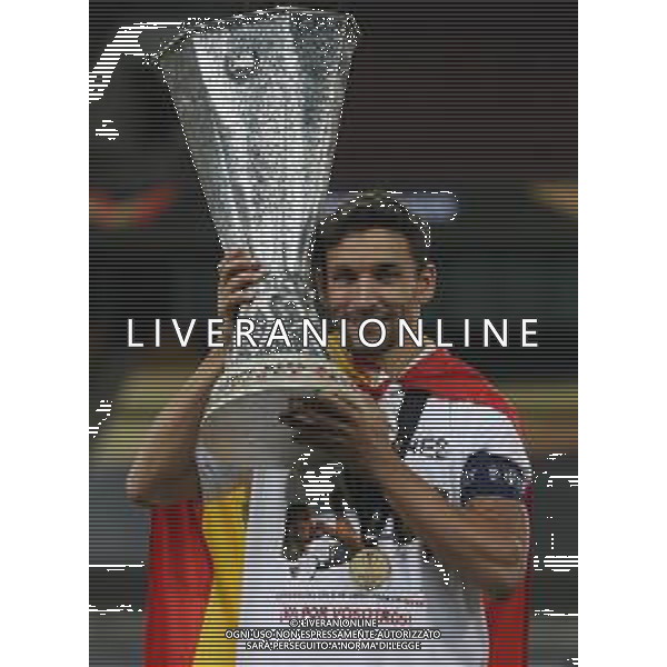 COLOGNE, GERMANY - AUGUST 21: Jesus Navas of Sevilla celebrates with the UEFA Europa League Trophy following his team\'s victory in the UEFA Europa League Final between Seville and FC Internazionale at RheinEnergieStadion on August 21, 2020 in Cologne, Germany. (Photo by Alexander Hassenstein - UEFA/UEFA via Getty Images) AG ALDO LIVERANI SAS