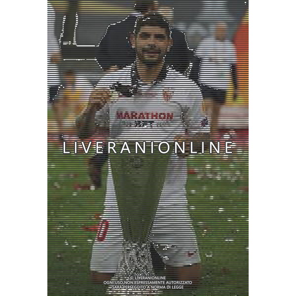 COLOGNE, GERMANY - AUGUST 21: Ever Banega of Sevilla celebrates with the UEFA Europa League Trophy following his team\'s victory in the UEFA Europa League Final between Seville and FC Internazionale at RheinEnergieStadion on August 21, 2020 in Cologne, Germany. (Photo by Alexander Hassenstein - UEFA/UEFA via Getty Images) AG ALDO LIVERANI SAS