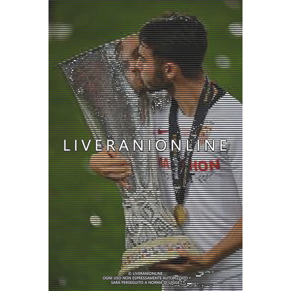 COLOGNE, GERMANY - AUGUST 21: Sergio Escudero of Sevilla FC kisses the UEFA Europa League trophy as he celebrates victory after the UEFA Europa League Final between Seville and FC Internazionale at RheinEnergieStadion on August 21, 2020 in Cologne, Germany. (Photo by Stuart Franklin - UEFA/UEFA via Getty Images) AG ALDO LIVERANI SAS