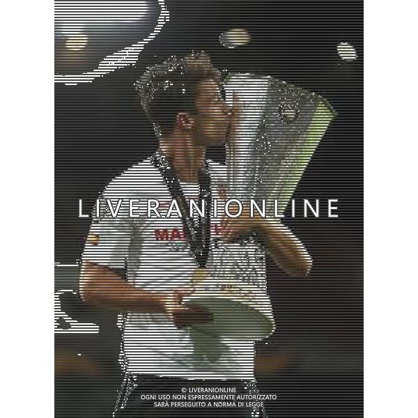 COLOGNE, GERMANY - AUGUST 21: Oliver Torres of Sevilla kisses the UEFA Europa League Trophy following his team\'s victory in the UEFA Europa League Final between Seville and FC Internazionale at RheinEnergieStadion on August 21, 2020 in Cologne, Germany. (Photo by Alexander Hassenstein - UEFA/UEFA via Getty Images) AG ALDO LIVERANI SAS