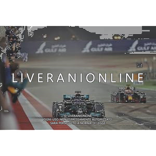 Race winner Lewis Hamilton (GBR) Mercedes AMG F1 W12 takes the chequered flag at the end of the race ahead of second placed Max Verstappen (NLD) Red Bull Racing RB16B. 28.03.2021. Formula 1 World Championship, Rd 1, Bahrain Grand Prix, Sakhir, Bahrain, Race Day. - www.xpbimages.com, EMail: requests@xpbimages.com © Copyright: Moy / XPB Images/ AGENZIA ALDO LIVERANI SAS - ITALY ONLY EDITORIAL USE ONLY