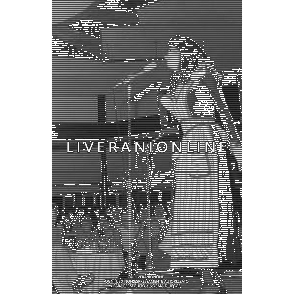RETROSPETTIVA LORETTA GOGGI nel suo primo show da solista dal vivo nel celebre locale la Bussola in Versilia nel 1974 Nella foto durante il suo spettacolo di imitazioni ©Archivio giovanni Liverani/AGENZIA ALDO LIVERANI SAS