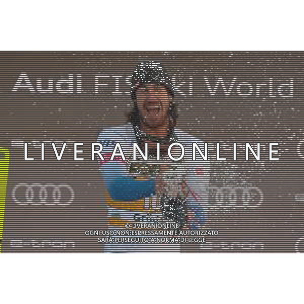 TommasiniR/LMedia - 2021 FIS Ski World Cup - Men&#39;s Downhill - alpine ski race 18 December 2021 - Saslong, Val Gardena, Italy Photo showing: Champagne shover for Bryce Bennet (USA) @TommasiniR/LMedia/AGENZIA ALDO LIVERANI SAS