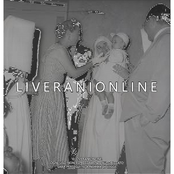 RETROSPETTIVA JOAN CRAWFORD ATTRICE NELLA FOTO JOAN CRAWFORD A ROMA NELL\'ANNO 1952 IN VISITA AD UN ORFANOTROFIO AG ALDO LIVERANI SAS