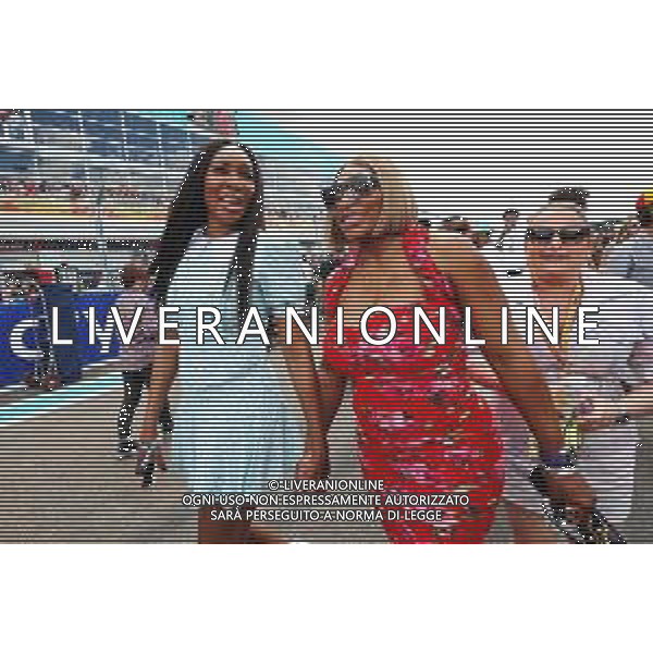 (L to R): Venus Williams (USA) Tennis player and sister Serena Williams (USA) Tennis Player on the grid. 08.05.2022. Formula 1 World Championship, Rd 5, Miami Grand Prix, Miami, Florida, USA, Race Day. - www.xpbimages.com, EMail: requests@xpbimages.com © Copyright: Price / XPB Images/AGENZIA ALDO LIVERANI SAS - IOTALY ONLY EDITORIAL USE ONLY