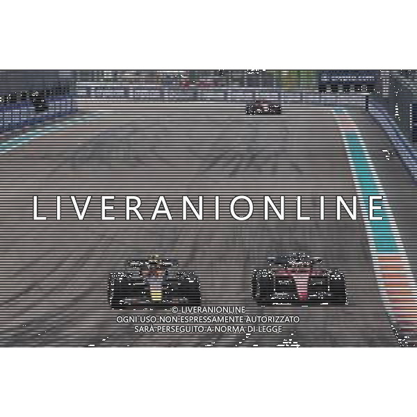 (L to R): Max Verstappen (NLD) Red Bull Racing RB18 overtakes Charles Leclerc (MON) Ferrari F1-75 to lead the race. 08.05.2022. Formula 1 World Championship, Rd 5, Miami Grand Prix, Miami, Florida, USA, Race Day. - www.xpbimages.com, EMail: requests@xpbimages.com © Copyright: Charniaux / XPB Images/AGENZIA ALDO LIVERANI SAS - ITALY ONLY EDITORIAL USE ONLY