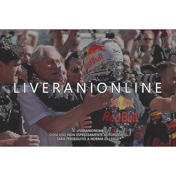 Race winner Max Verstappen (NLD) Red Bull Racing celebrates with Dr Helmut Marko (AUT) Red Bull Motorsport Consultant and the team in parc ferme. 12.06.2022. Formula 1 World Championship, Rd 8, Azerbaijan Grand Prix, Baku Street Circuit, Azerbaijan, Race Day. - www.xpbimages.com, EMail: requests@xpbimages.com © Copyright: Coates / XPB Images/AGENZIA ALDO LIVERANI SAS - ITALY ONLY EDITORIAL USE ONLY