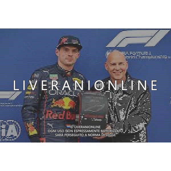 (L to R): Max Verstappen (NLD) Red Bull Racing is presented the Pirelli Pole Position Award in qualifying parc ferme by Jacques Villeneuve (CDN). 18.06.2022. Formula 1 World Championship, Rd 9, Canadian Grand Prix, Montreal, Canada, Qualifying Day. - www.xpbimages.com, EMail: requests@xpbimages.com © Copyright: Batchelor / XPB Images/AGENZIA ALDO LIVERANI SAS - ITALY ONLY EDITORIAL USE ONLY