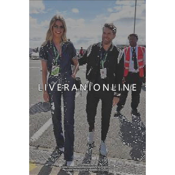 (L to R): Hannah Cooper (GBR) Model with her husband Joel Dommett (GBR) Television Presenter and Actor. 03.07.2022. Formula 1 World Championship, Rd 10, British Grand Prix, Silverstone, England, Race Day. - www.xpbimages.com, EMail: requests@xpbimages.com © Copyright: Moy / XPB Images/AGENZIA ALDO LIVERANI SAS - ITALY ONLY EDITORIAL USE ONLY