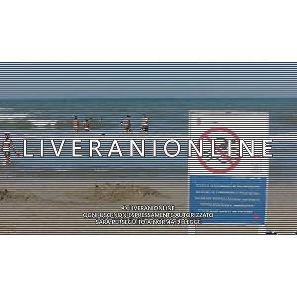 Rimini 29/07/2022 - Divieto di balneazione sulla costa Romagnola a causa della Escherichia coli - nella foto: i cartelli di divieto sulla spiaggia ©Claudio Zamagni/Agenzia Aldo Liverani /AGENZIA ALDO LIVERANI SAS