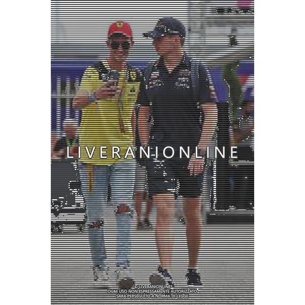 Max Verstappen (NLD) Red Bull Racing with a fan. 09.09.2022. Formula 1 World Championship, Rd 16, Italian Grand Prix, Monza, Italy, Practice Day. - www.xpbimages.com, EMail: requests@xpbimages.com © Copyright: Coates / XPB Images / AGENZIA ALDO LIVERANI SAS - ITALY ONLY EDITORIAL USE ONLY