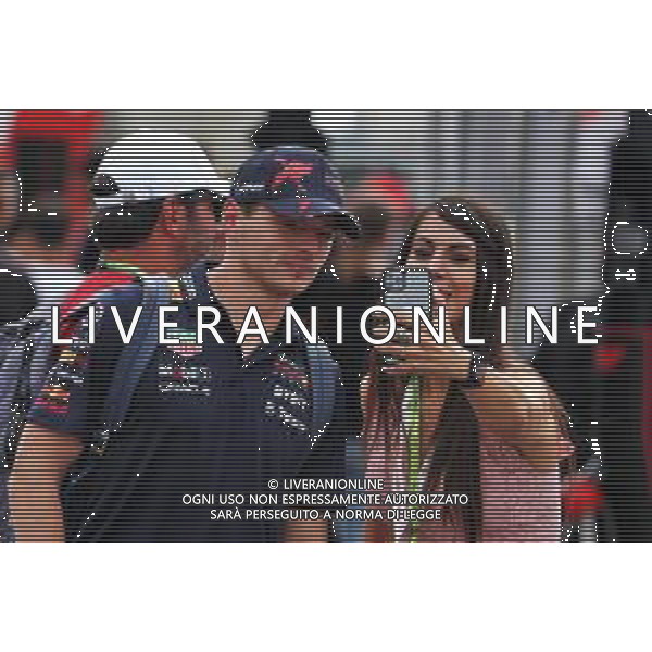 Max Verstappen (NLD) Red Bull Racing with a fan. 09.09.2022. Formula 1 World Championship, Rd 16, Italian Grand Prix, Monza, Italy, Practice Day. - www.xpbimages.com, EMail: requests@xpbimages.com © Copyright: Bearne / XPB Images / AGENZIA ALDO LIVERANI SAS - ITALY ONLY EDITORIAL USE ONLY