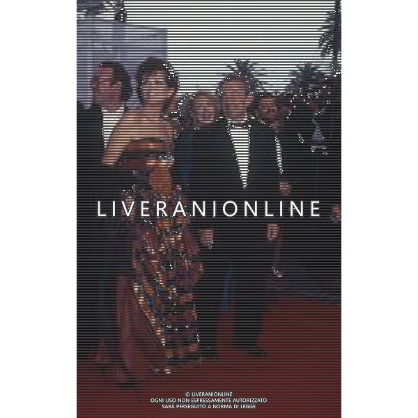 RETROSPETTIVA CLAUDIA CARDINALE ATTRICE NELLA FOTO al suo arrivo al 46° Film Festival di Cannes nel 1993 (membro della giuria) con Louis MALLE (presidente della giuria) ©DFP / AGENZIA ALDO LIVERANI SAS