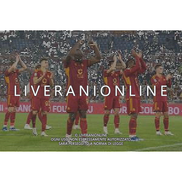 Players of AS Roma applauds fans during the Italian soccer Serie A match AS Roma vs US Lecce on November 5, 2023 at Olympic Stadium in Rome, Italy. Photo by Emmanuele Mastrodonato/ag. Aldo Liverani sas