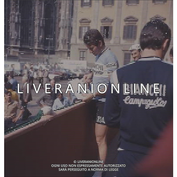 Milano 1975 58 giro d\'italia Ciclismo nella foto gimondi felice alla punzonatura ph archivio giovanni liverani/ag aldo liverani s.a.s.