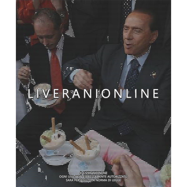 Como 16 maggio 2007 Berlusconi Silvio accompagnato dal sindaco di Como Bruni Stefano e il presidente provinciale Carioni Leonardo dopo il comizio elettorale si ferma in un bar in piazza Cavour a mangiare un gelato nella foto: Berlusconi Silvio e Bruni S