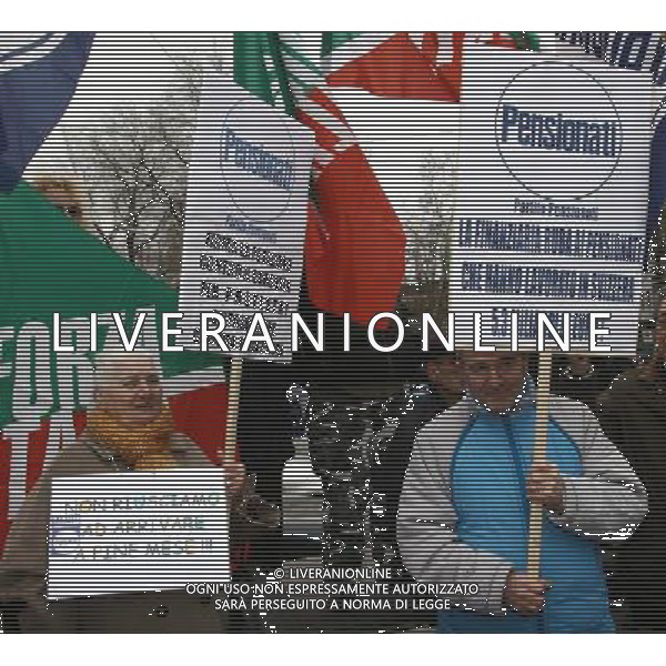 Milano 15 dicembre 2007 Comizio di Silvio Berlusconi in piazzale Lagosta a Milano nella foto: la protesta dei pensionati foto Andry / Ag. Aldo Liverani